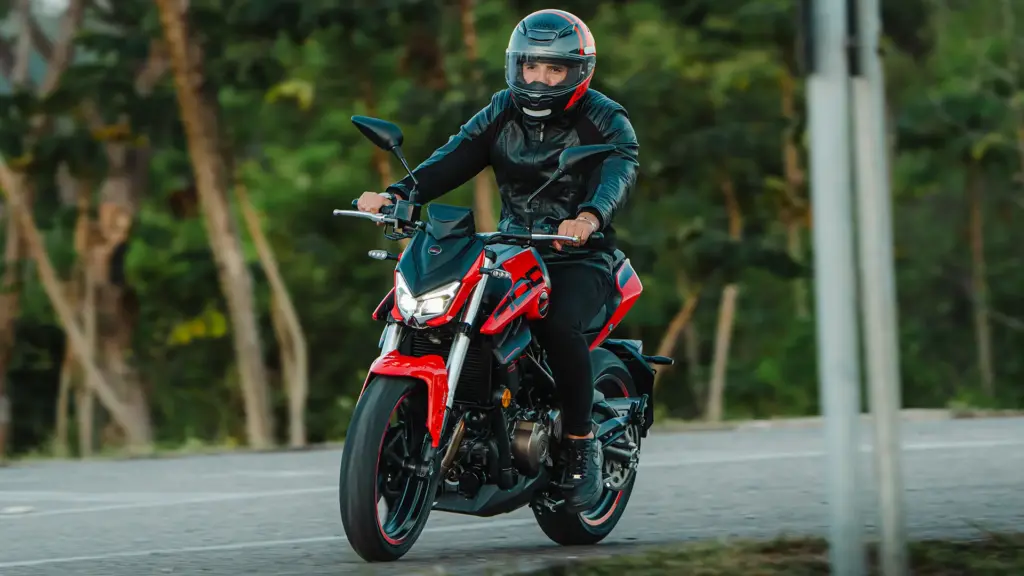 Lançamento da SBM 400s: Naked de 41 cv chega ao Brasil com preço fixo e 3 anos de garantia